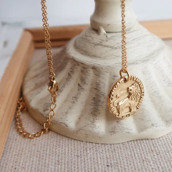 NEW 18K Gold Plated Vintage Lion Coin Necklace - Picture 3 of 7